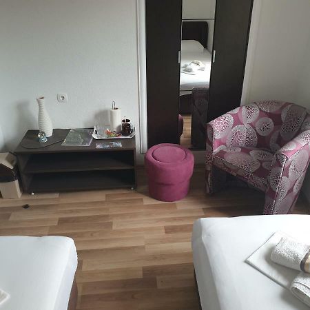 Nova Dvokrevetna Soba Sa Dva Odvojena Kreveta I Zajednickim Kupatilom Hotell Kotor Exteriör bild