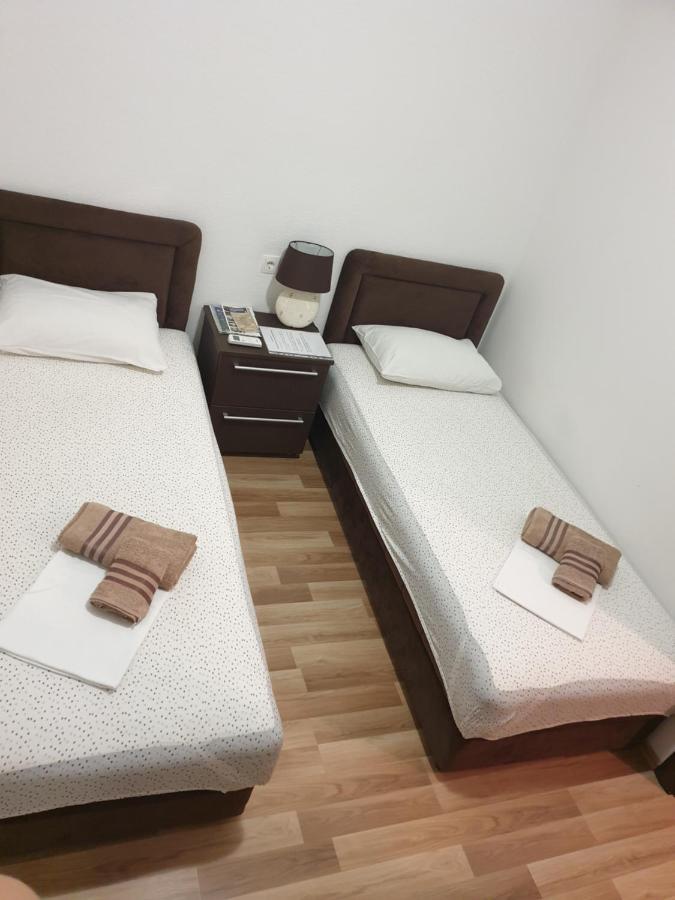 Nova Dvokrevetna Soba Sa Dva Odvojena Kreveta I Zajednickim Kupatilom Hotell Kotor Exteriör bild