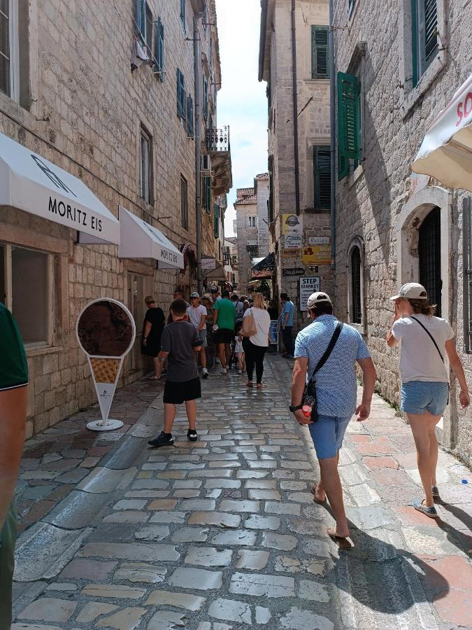 Nova Dvokrevetna Soba Sa Dva Odvojena Kreveta I Zajednickim Kupatilom Hotell Kotor Exteriör bild