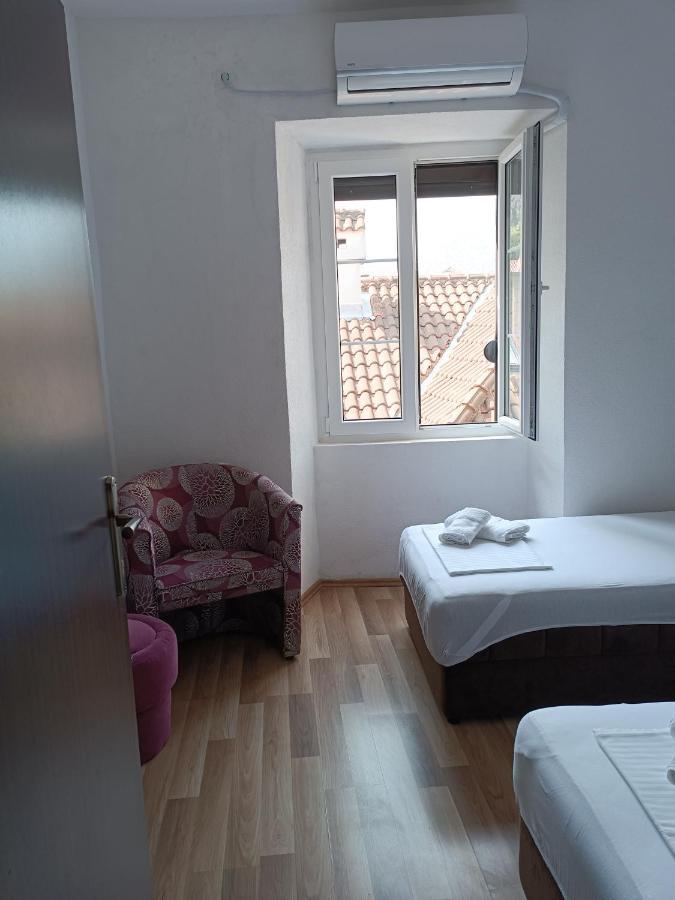 Nova Dvokrevetna Soba Sa Dva Odvojena Kreveta I Zajednickim Kupatilom Hotell Kotor Exteriör bild