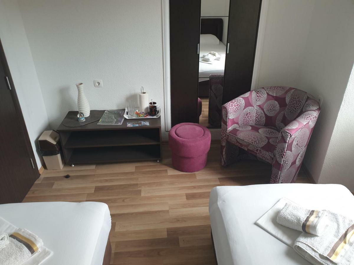 Nova Dvokrevetna Soba Sa Dva Odvojena Kreveta I Zajednickim Kupatilom Hotell Kotor Exteriör bild