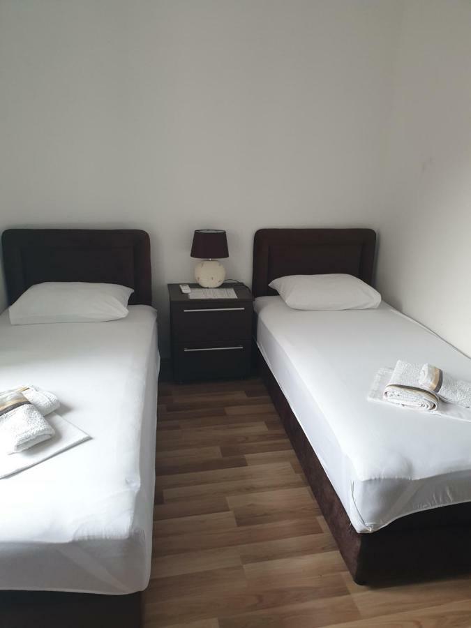 Nova Dvokrevetna Soba Sa Dva Odvojena Kreveta I Zajednickim Kupatilom Hotell Kotor Exteriör bild