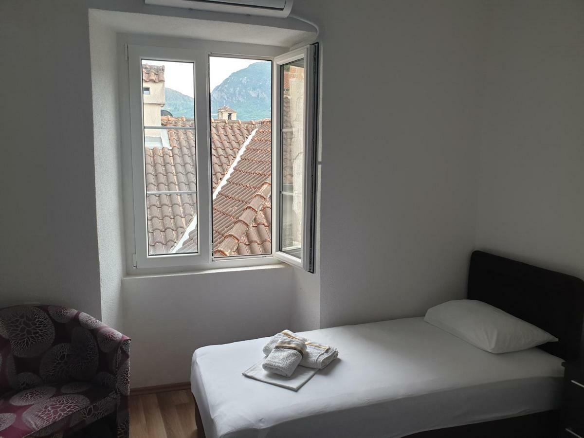 Nova Dvokrevetna Soba Sa Dva Odvojena Kreveta I Zajednickim Kupatilom Hotell Kotor Exteriör bild