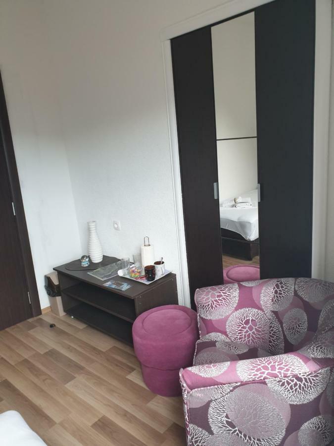 Nova Dvokrevetna Soba Sa Dva Odvojena Kreveta I Zajednickim Kupatilom Hotell Kotor Exteriör bild